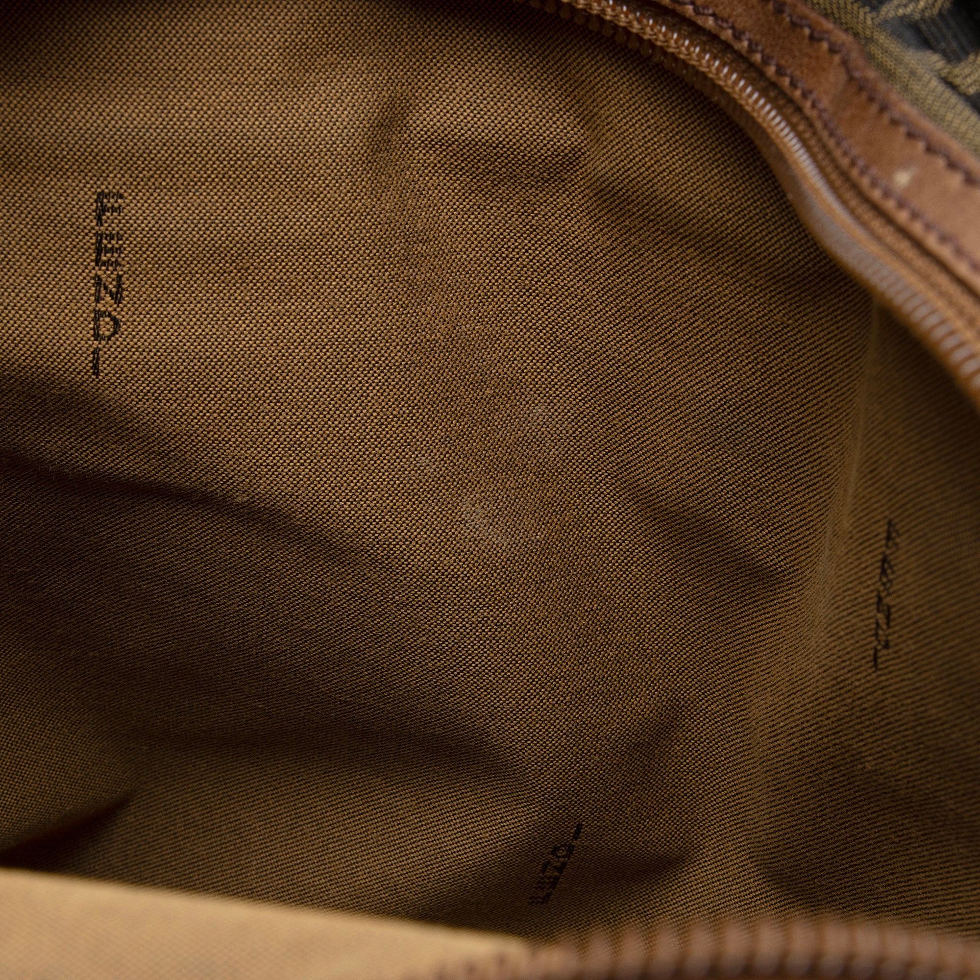 Fendi Zucca Canvas Zip Messenger (SHF-atYduB)
