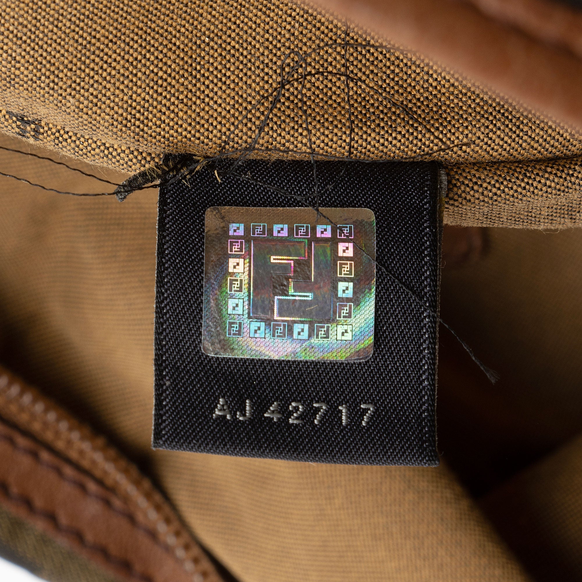 Fendi Zucca Canvas Zip Messenger (SHF-atYduB)