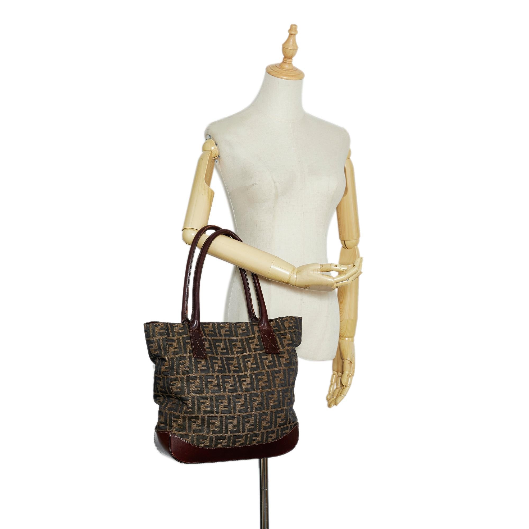 Fendi Zucca Tote (SHG-EXy5Rn)