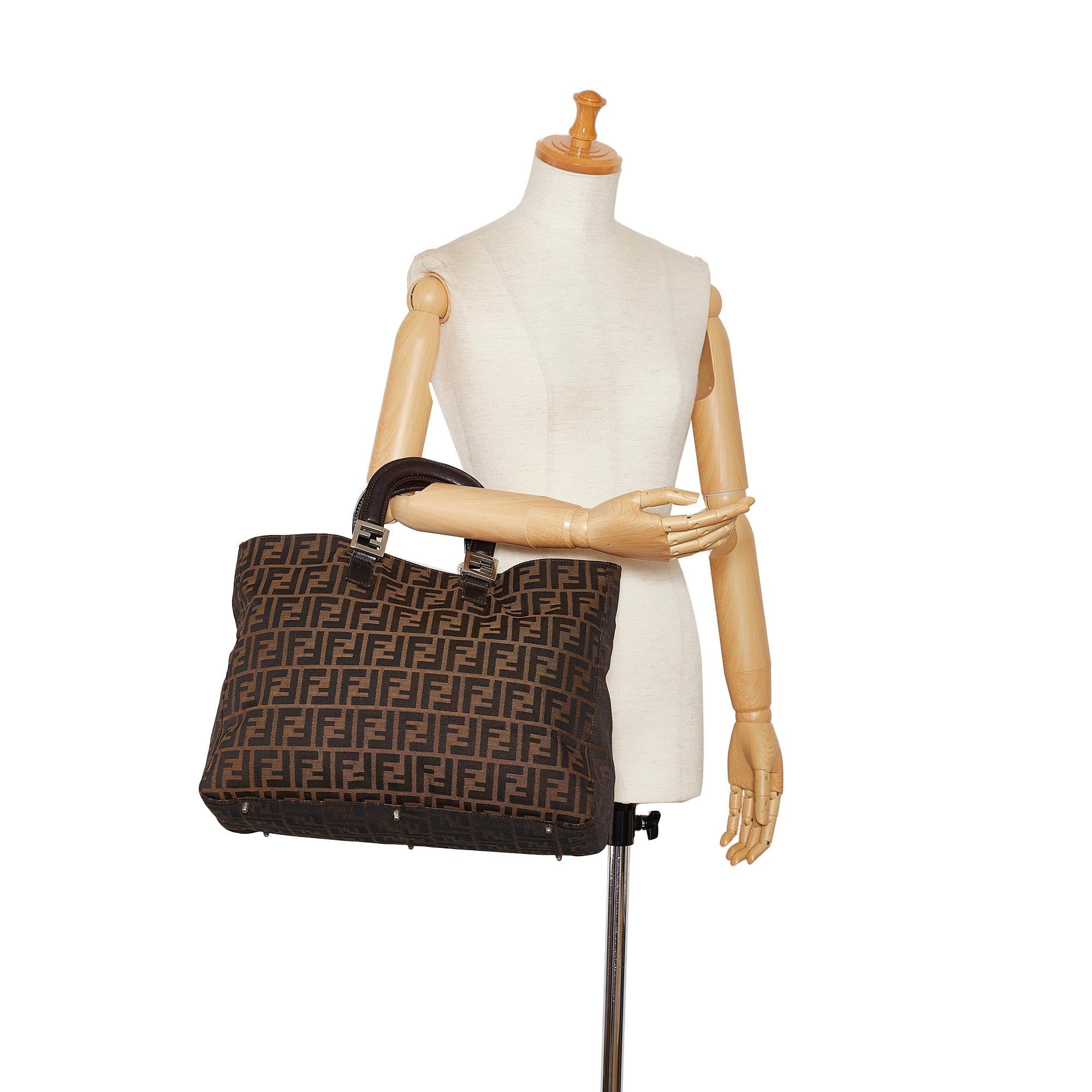 Fendi Zucca Tote (SHG-iHHWYi)
