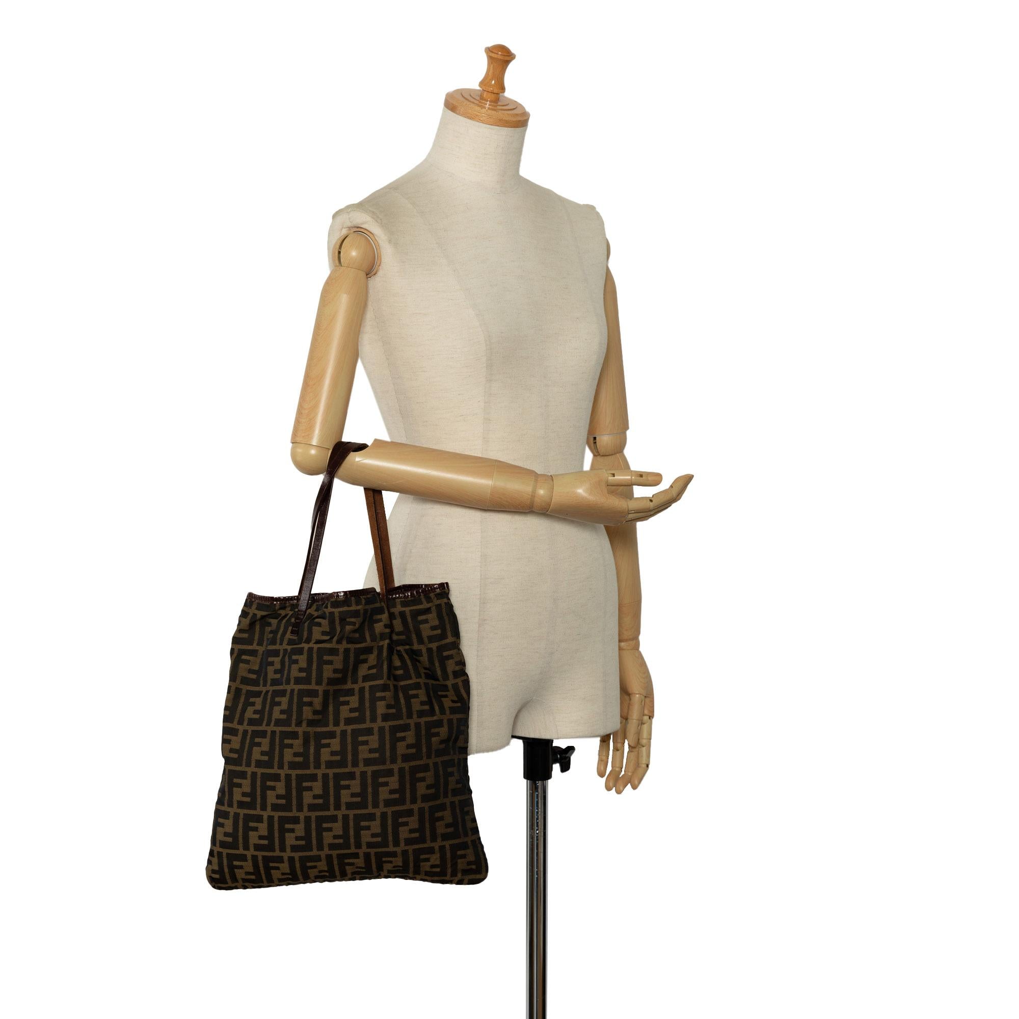 Fendi Zucca Vertical Tote (SHG-vPGOy2)