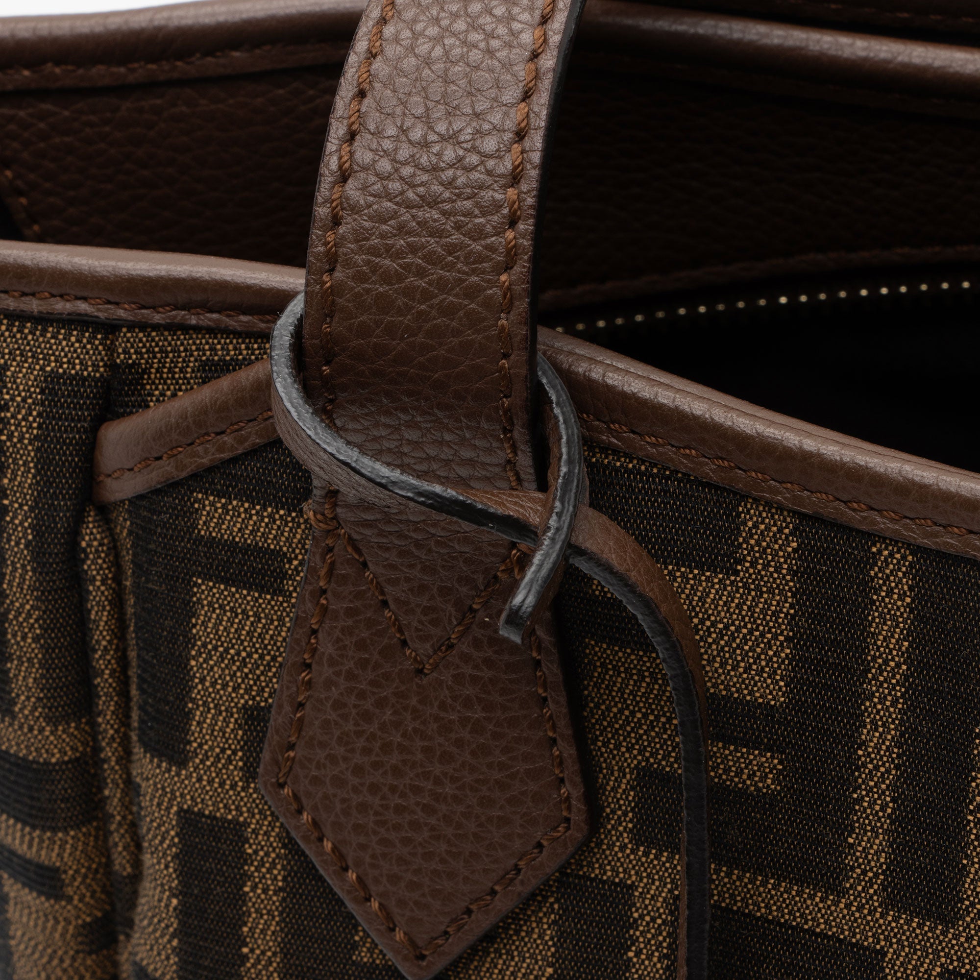 Fendi Zucca Vitello Artic Shopping Tote (SHF-h2JnoL)
