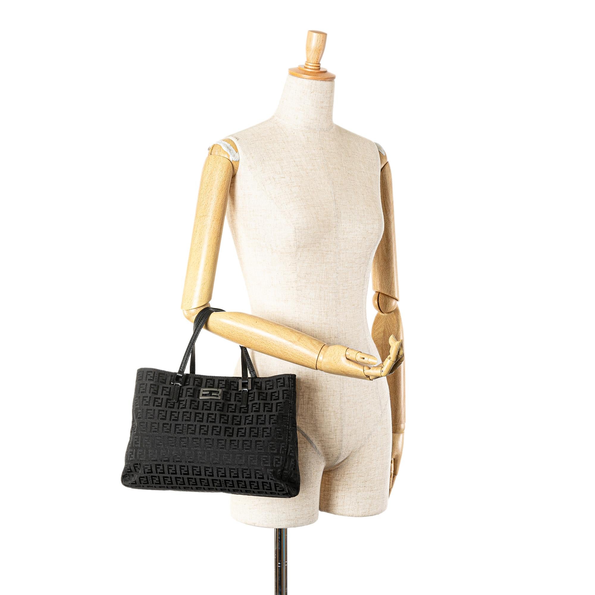 Fendi Zucchino Canvas Handbag (SHG-OL7yob)
