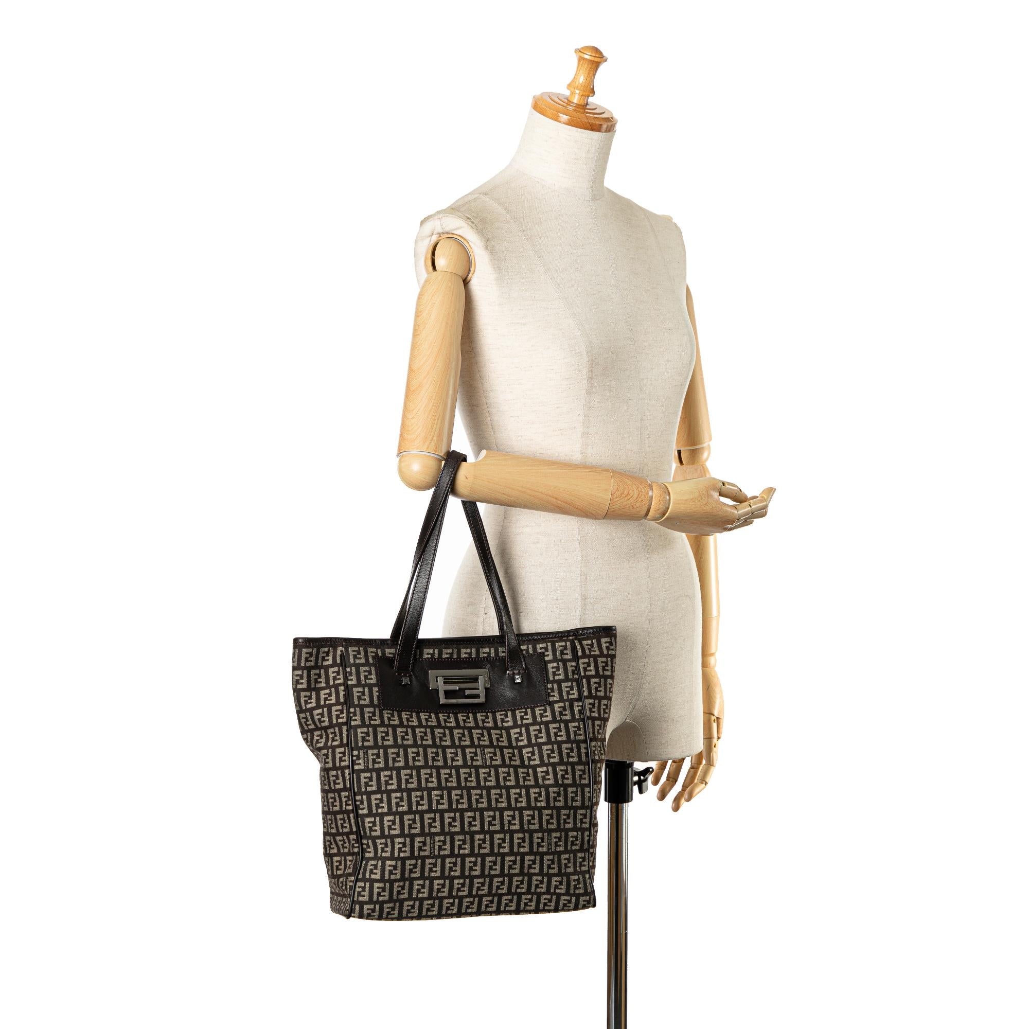 Fendi Zucchino Canvas Tote (SHG-aDBM9m)