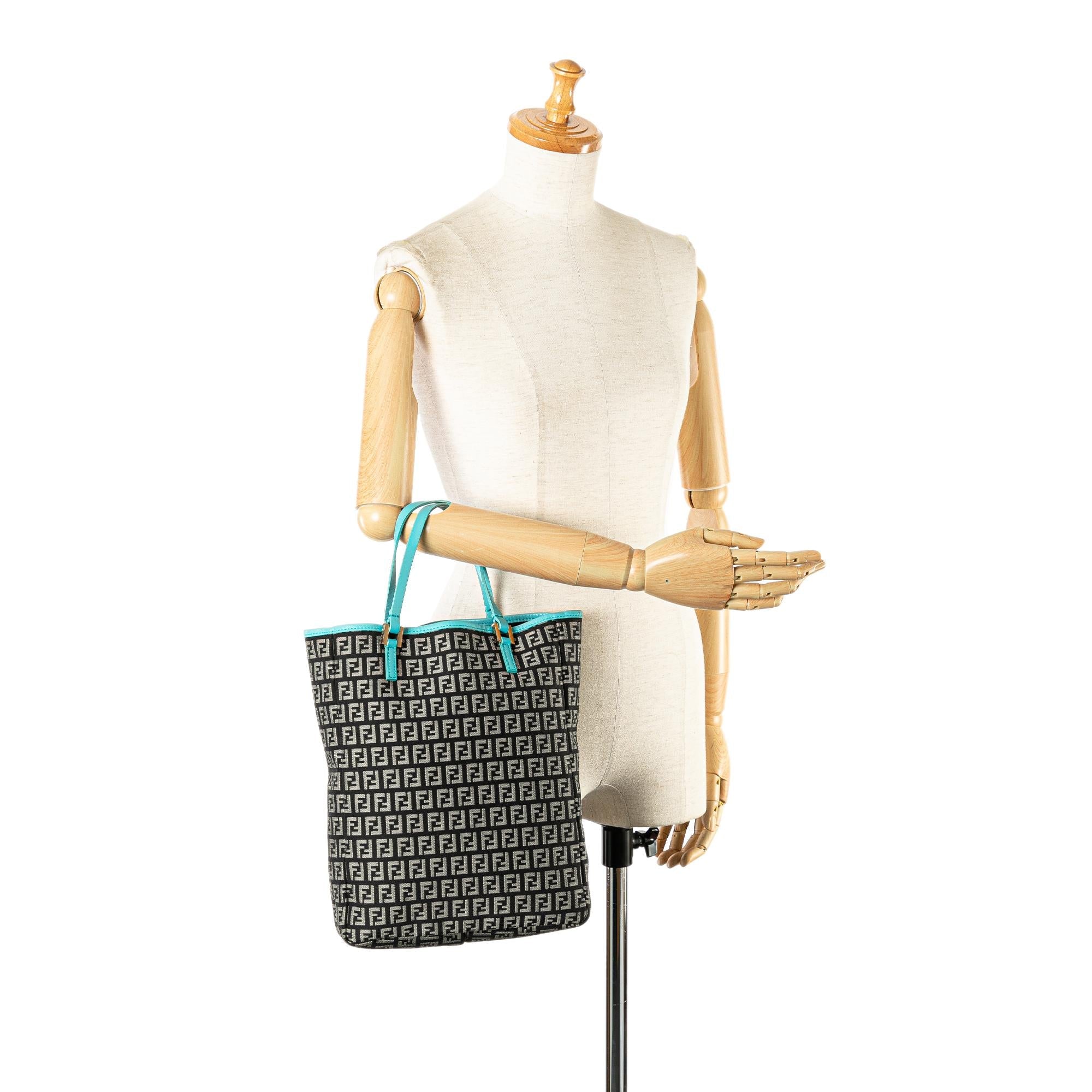 Fendi Zucchino Canvas Tote (SHG-OEYWGH)