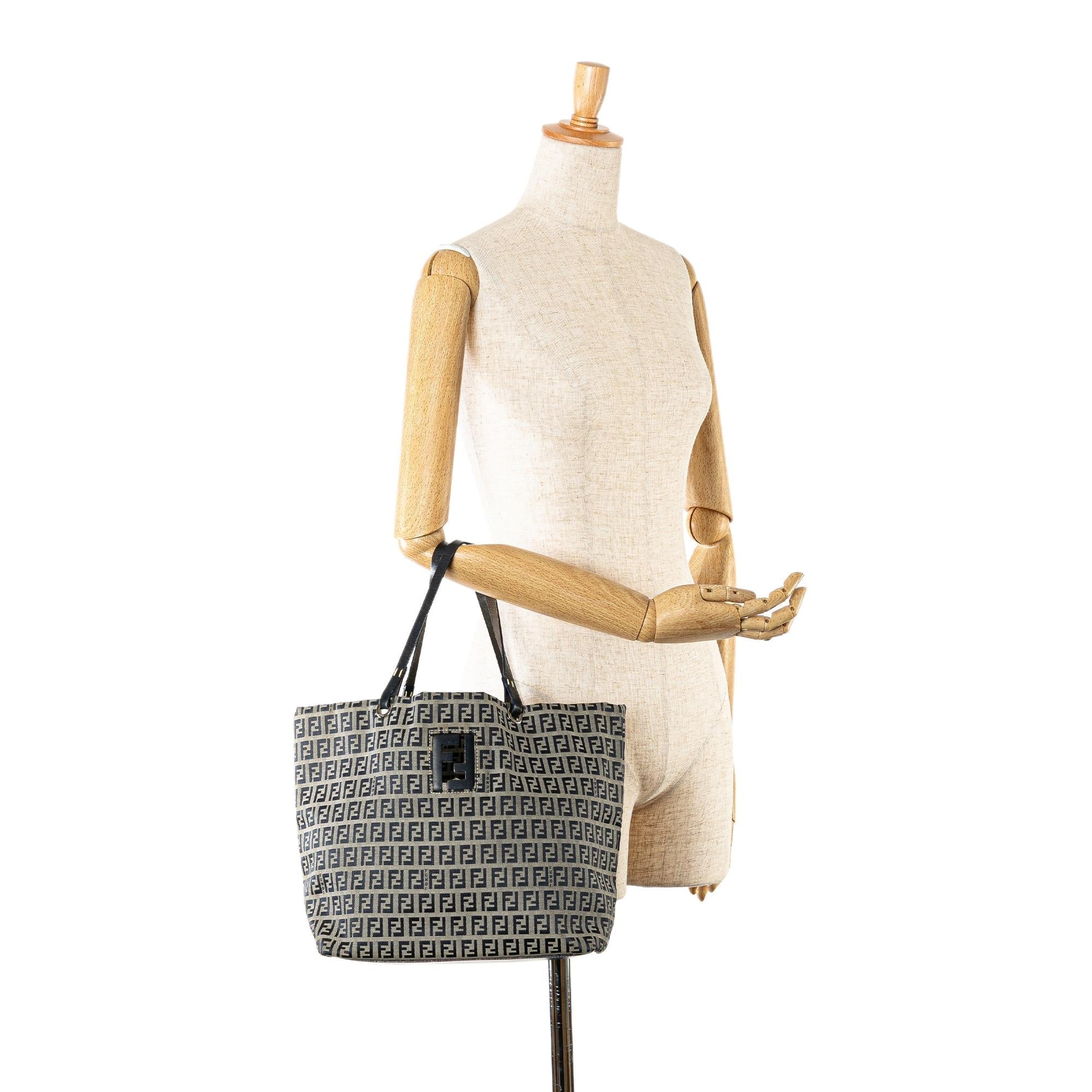Fendi Zucchino Canvas Tote (SHG-kMmnVA)