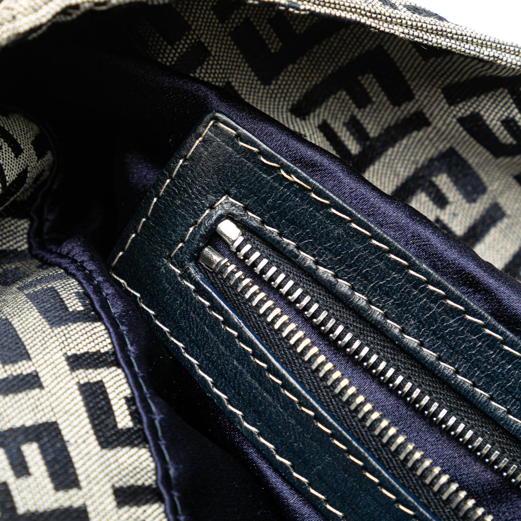 Fendi Zucchino Canvas Tote (SHG-YqfW3r)