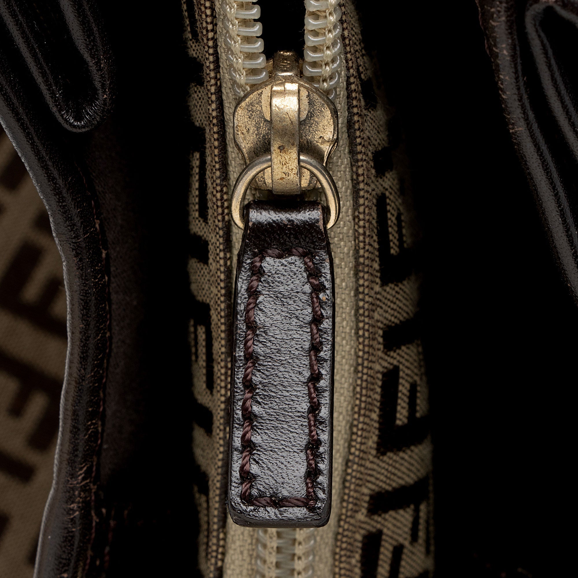 Fendi Zucchino Medium Hobo (SHF-Opb5id)