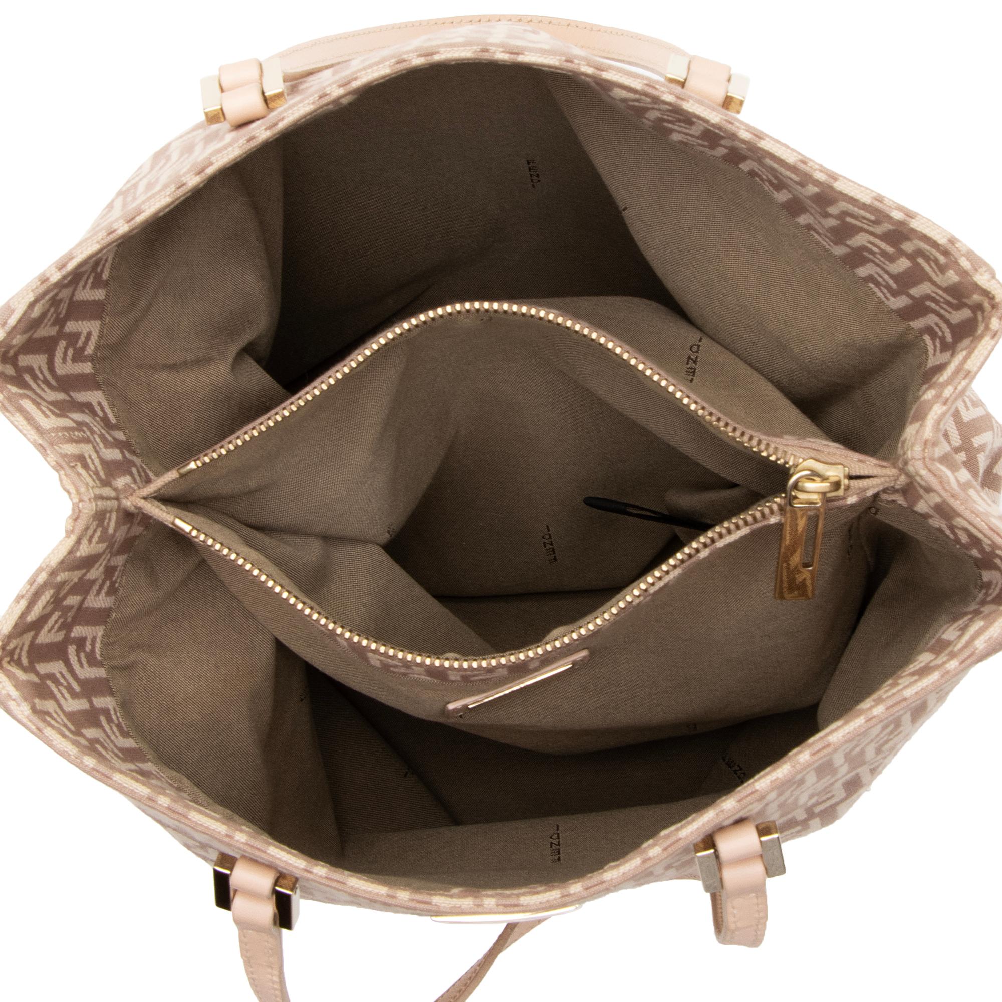 Fendi Zucchino Tall Tote (SHF-t0XZH3)