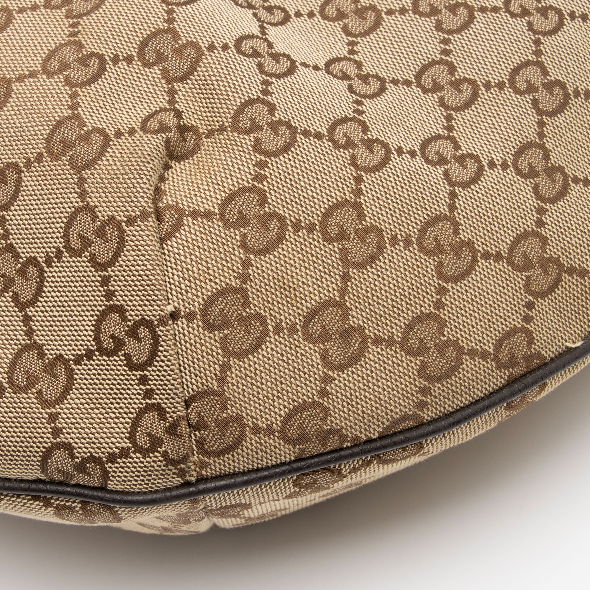 Gucci GG Canvas Half Moon Medium Messenger (SHF-JzXzNp)