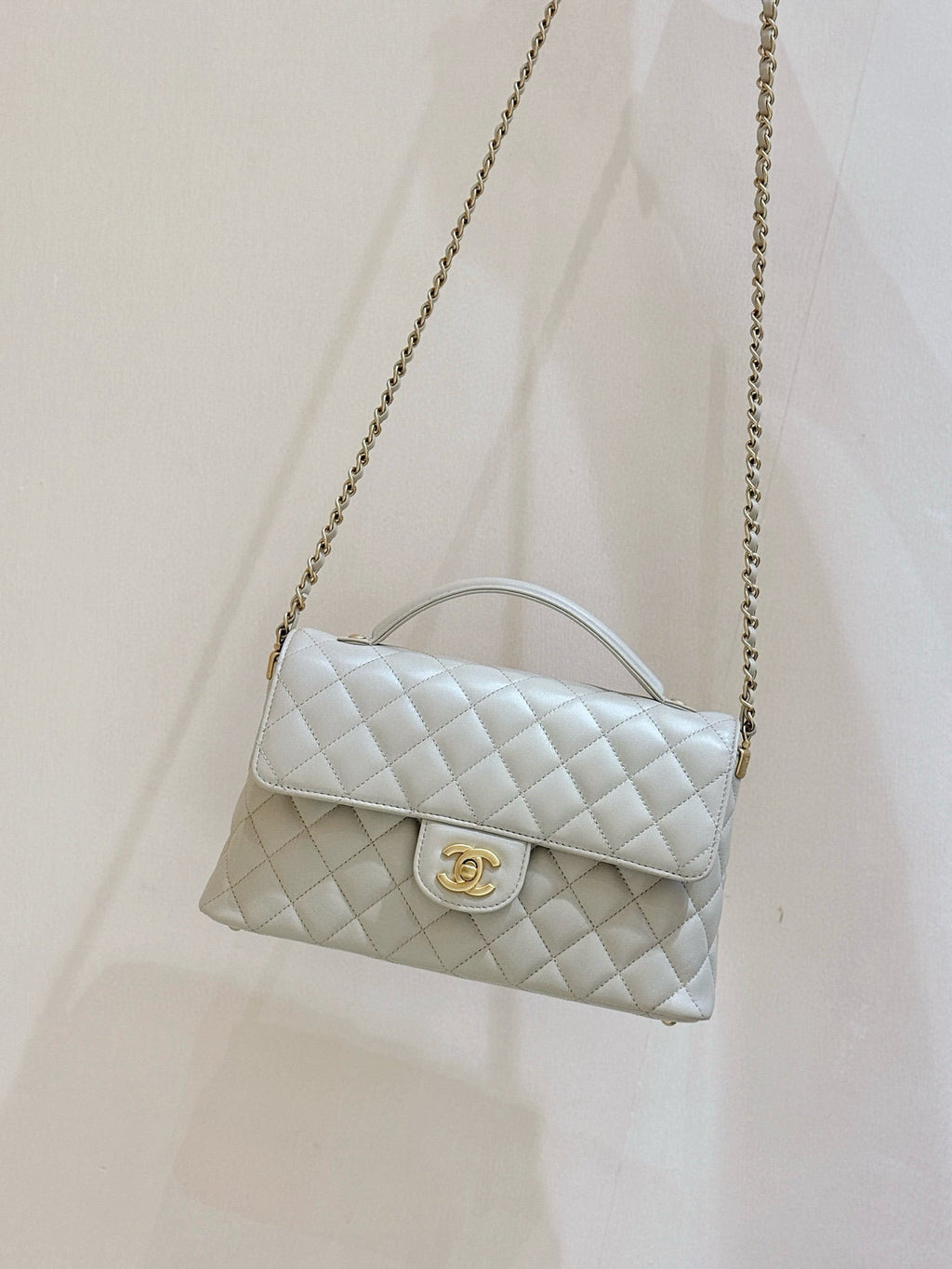 25P KELLY HANDLE BAG 26 IN MILKY WHITE LAMBSKIN GOLD HARDWARE