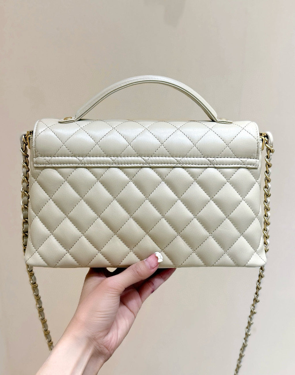 25P KELLY HANDLE BAG 26 IN MILKY WHITE LAMBSKIN GOLD HARDWARE