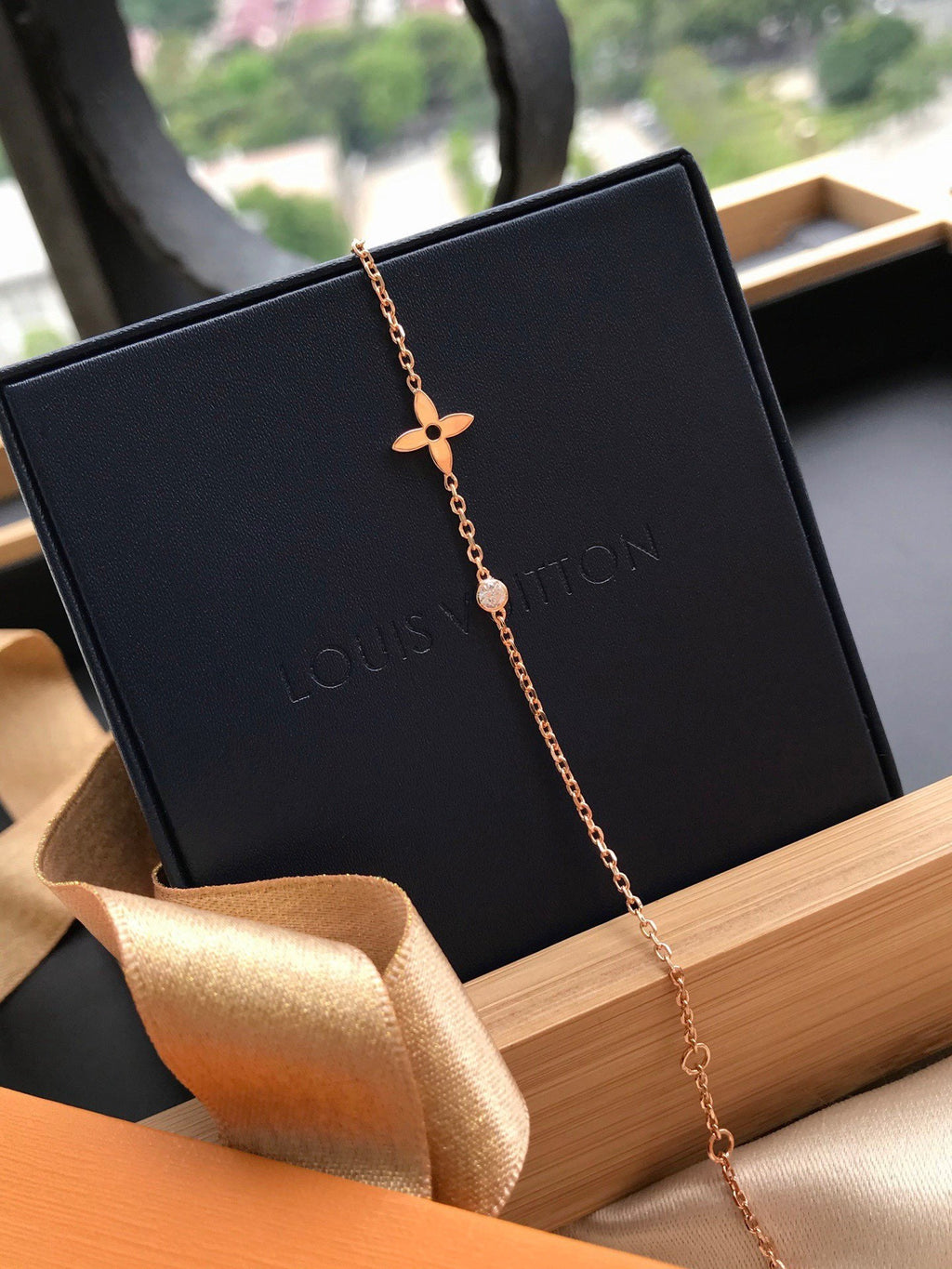 Louis Vuitton BLOSSOM SERIES SINGLE FLOWER DIAMOND COLLARBONE BRACELET