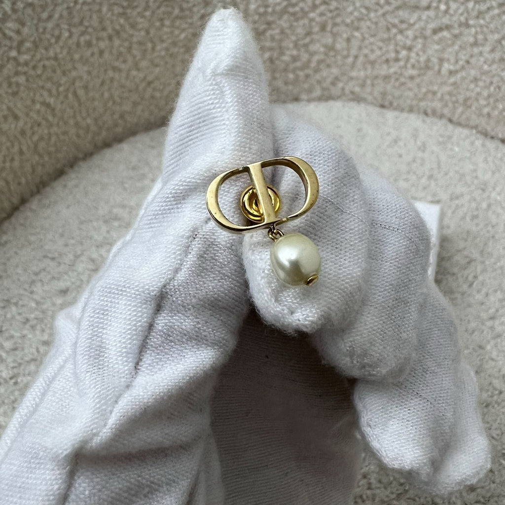 Dior Logo Earrings with Pearls in GHW