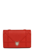 Diorama Wallet on Chain Red