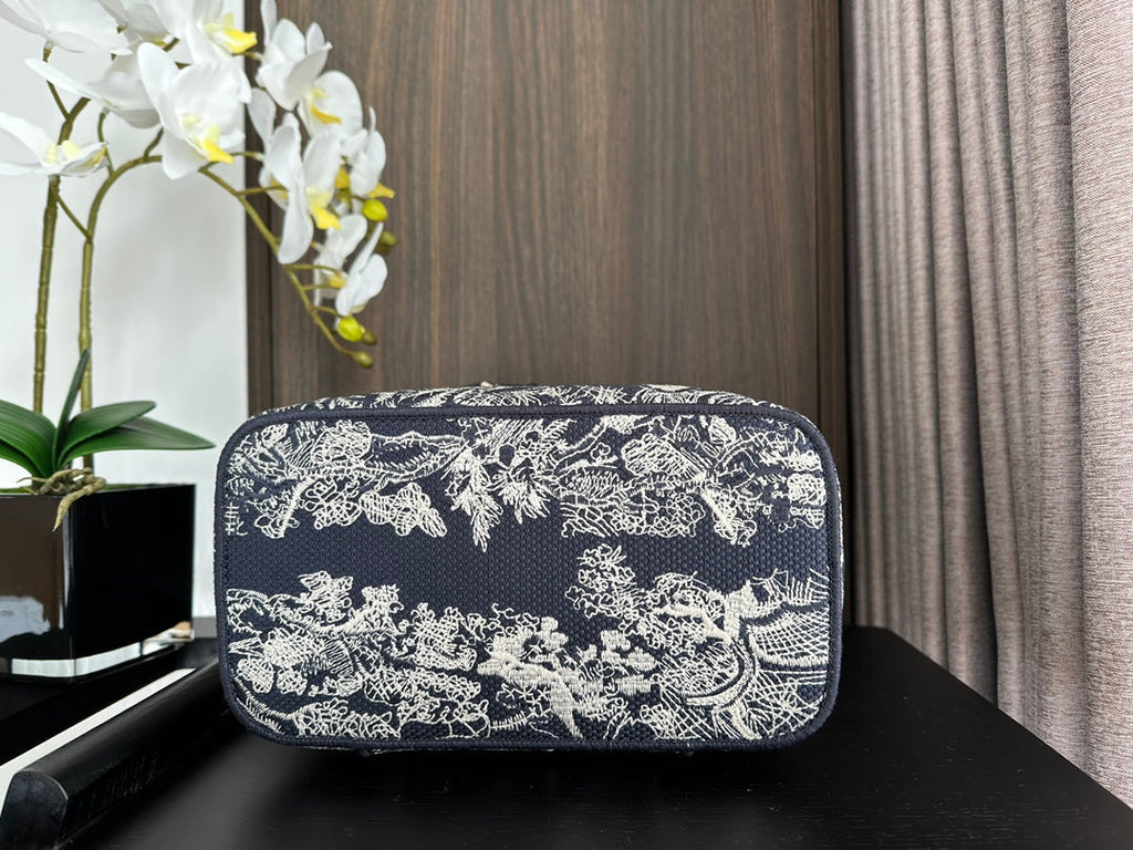 DIOR  DIORtravel vanity 25 black embroidery