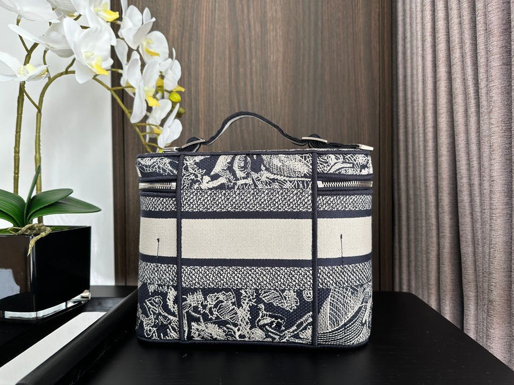 DIOR  DIORtravel vanity 25 black embroidery