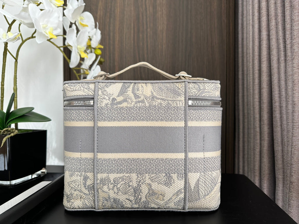 DIOR  DIORtravel vanity 25 grey embroidery