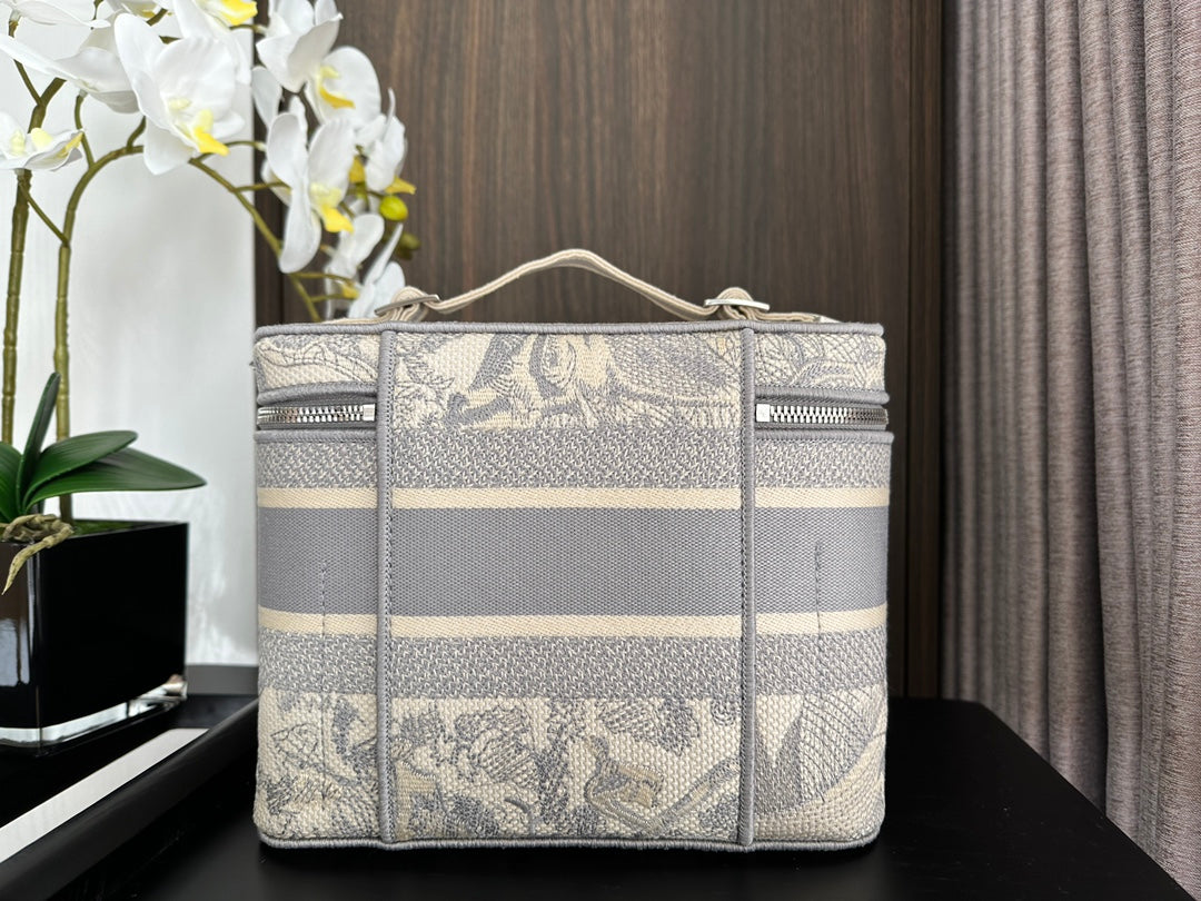 DIOR  DIORtravel vanity 25 grey embroidery