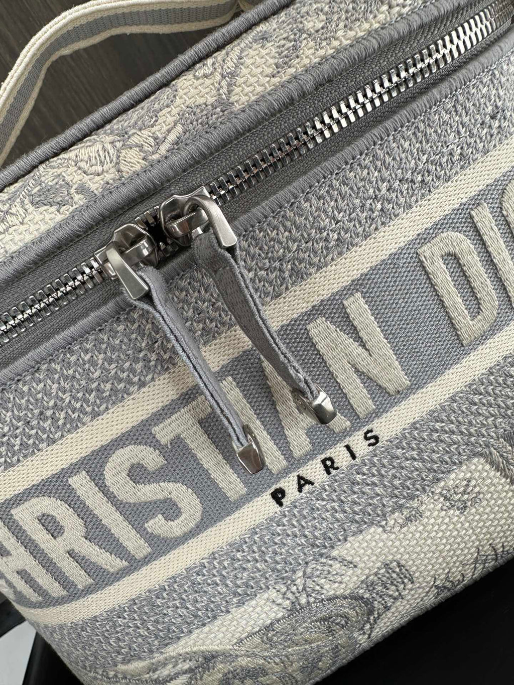 DIOR  DIORtravel vanity 25 grey embroidery