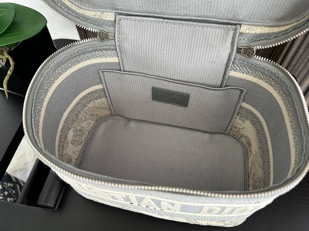 DIOR  DIORtravel vanity 25 grey embroidery