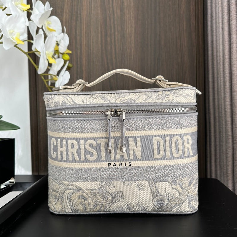 DIOR  DIORtravel vanity 25 grey embroidery