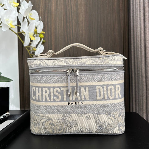 DIOR  DIORtravel vanity 25 grey embroidery