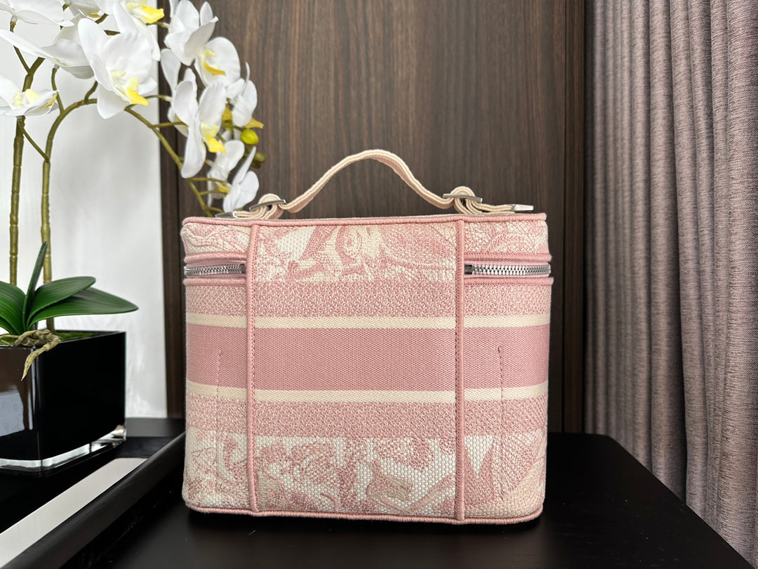 DIOR  DIORtravel vanity 25 pink embroidery