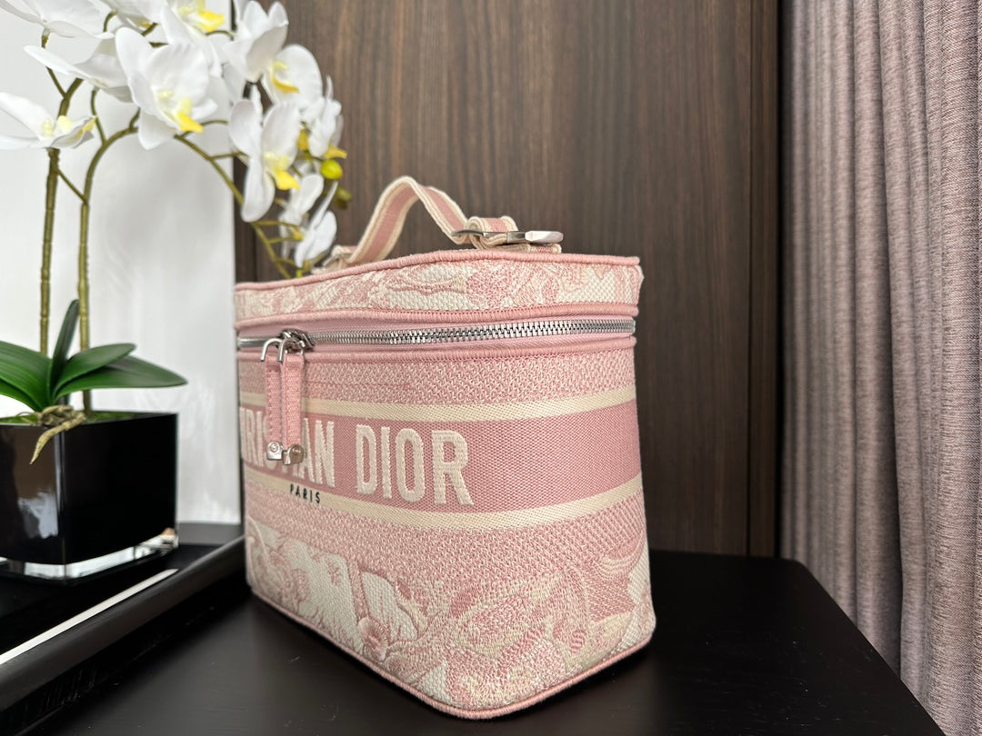 DIOR  DIORtravel vanity 25 pink embroidery