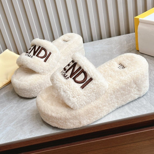 FENDI FENDI SLIPPER IN WHITE FUR WITH BROWN LOGO