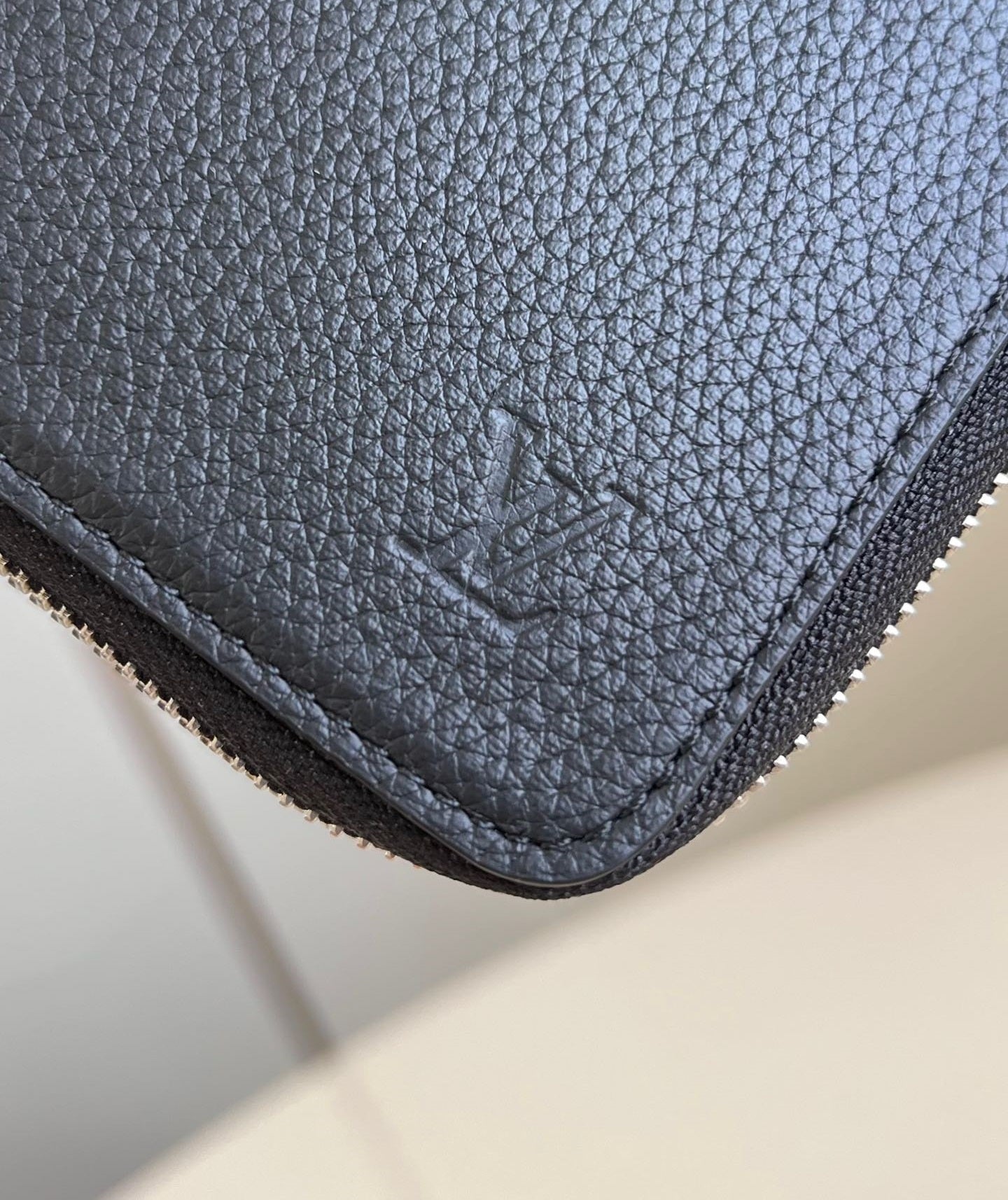 Louis Vuitton ZIPPY VERTICAL WALLET 20CM BLACK CALFSKIN