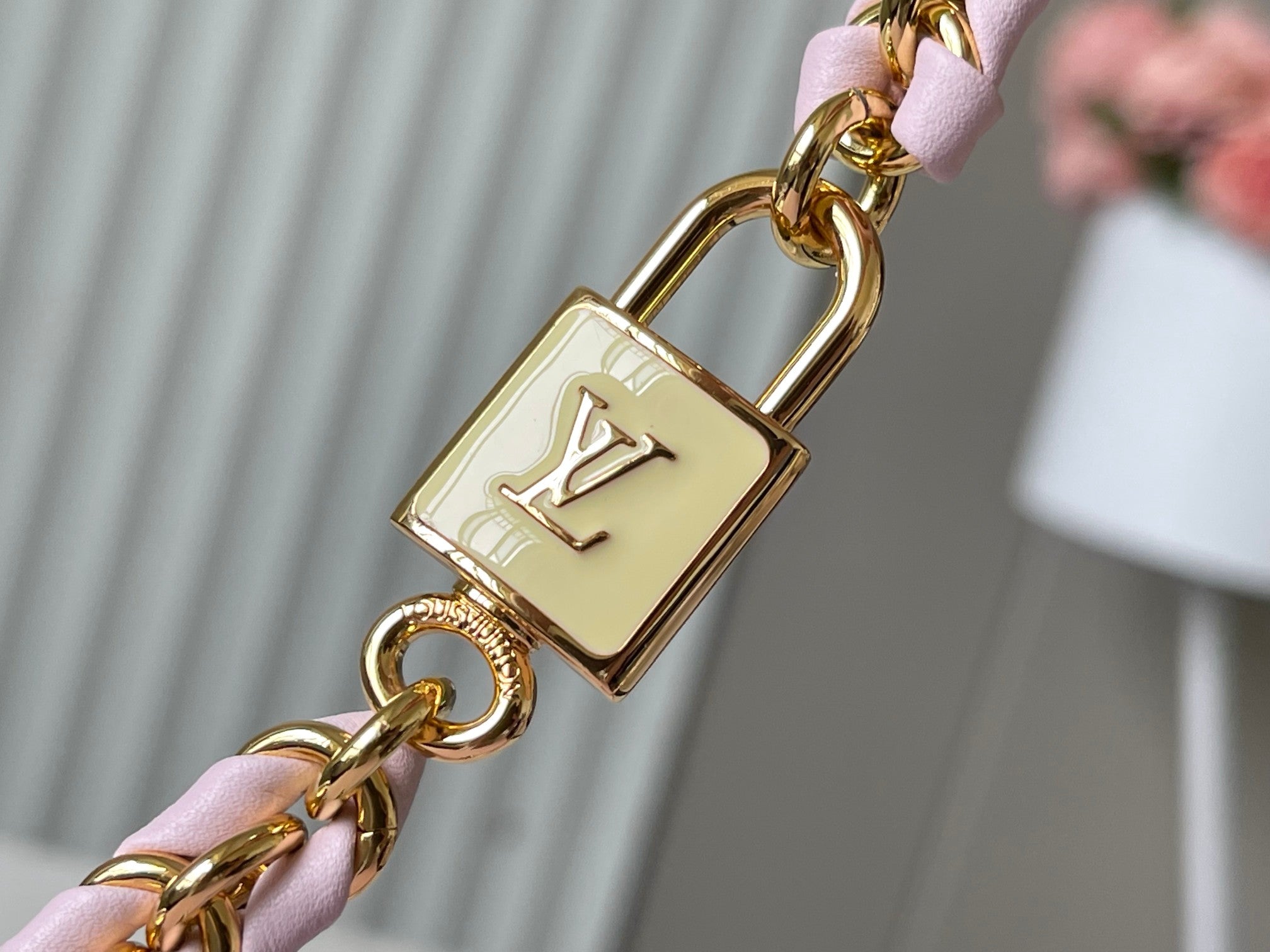 Louis Vuitton capucines mm 31.5 pink taurillon leather gold hardware