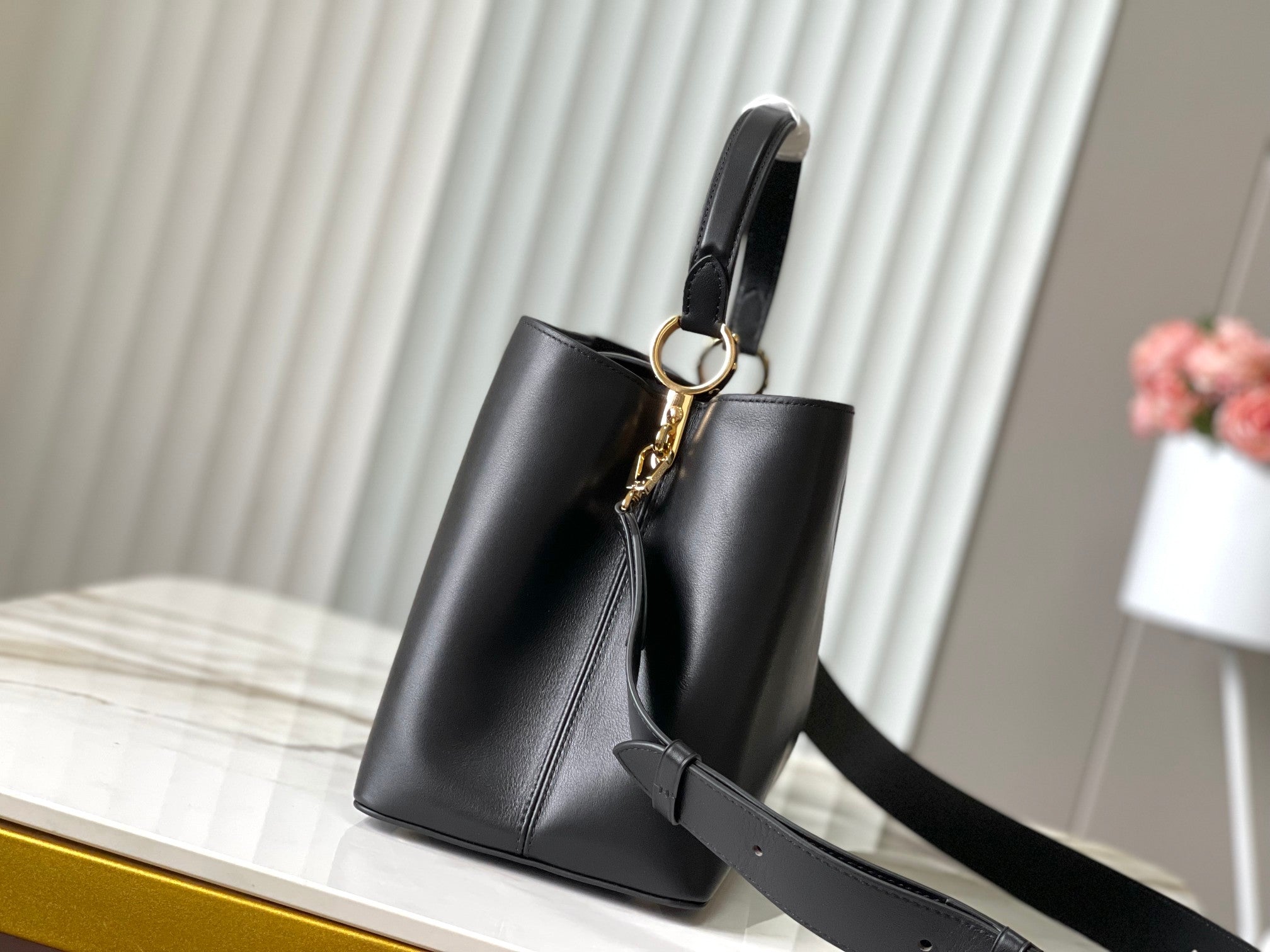 Louis Vuitton CAPUCINES SOUPLE GM 38 IN BLACK SMOOTH CALFSKIN GOLD HARDWARE