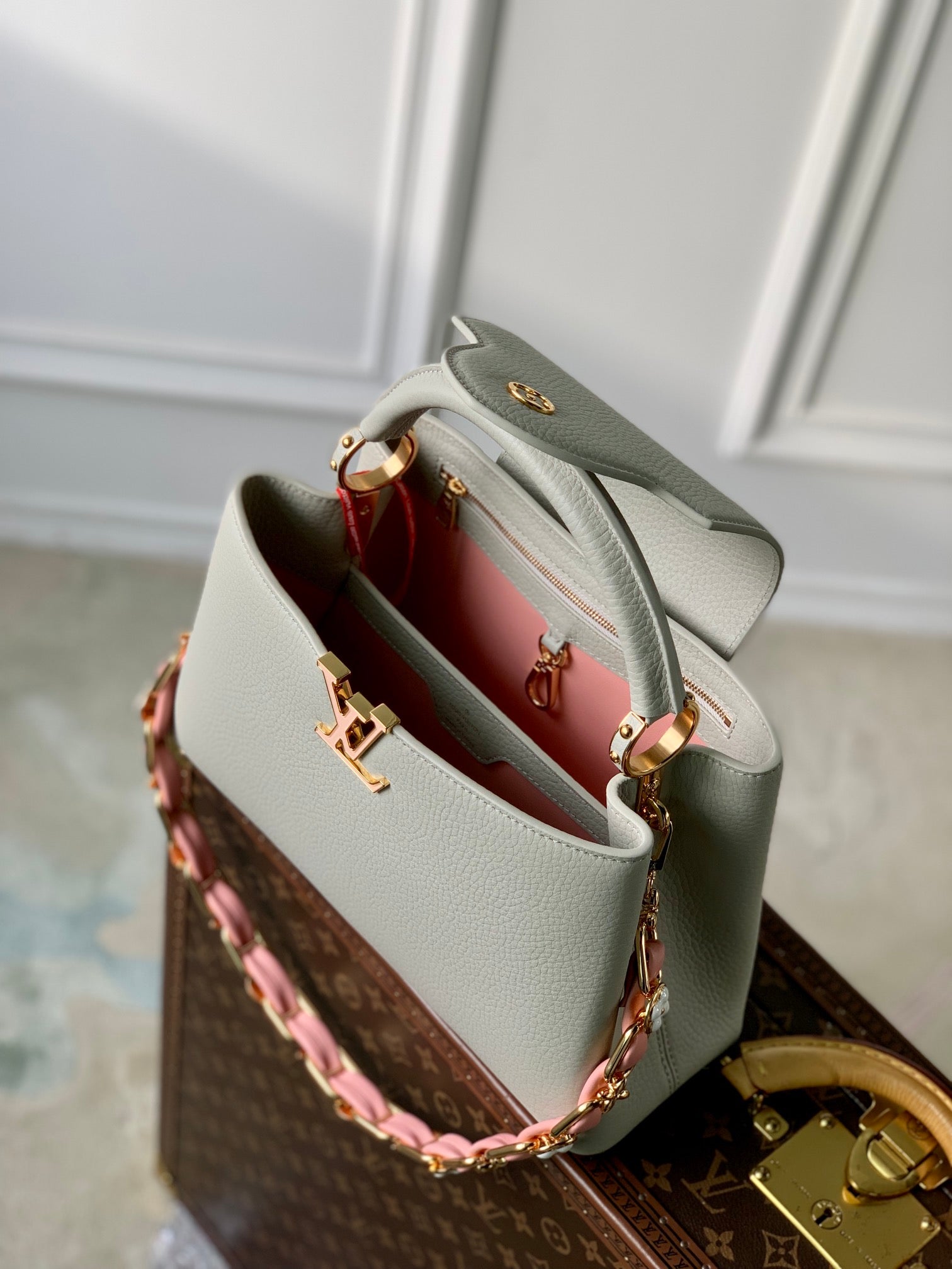 Louis Vuitton capucines mm 31.5 rock grey taurillon leather gold hardware