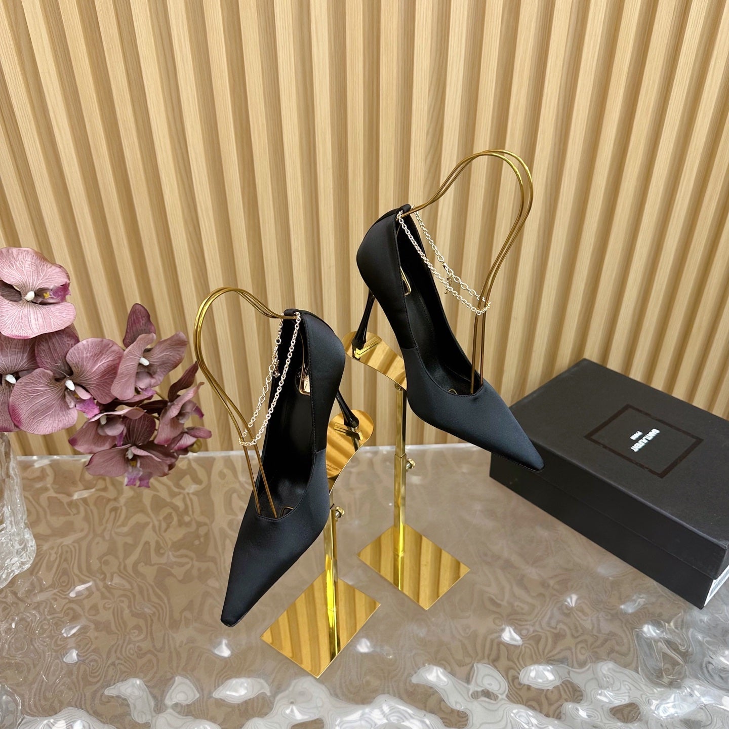 Saint Laurent RÉGINE PUMPS IN BLACK SATIN GOLD CHAIN