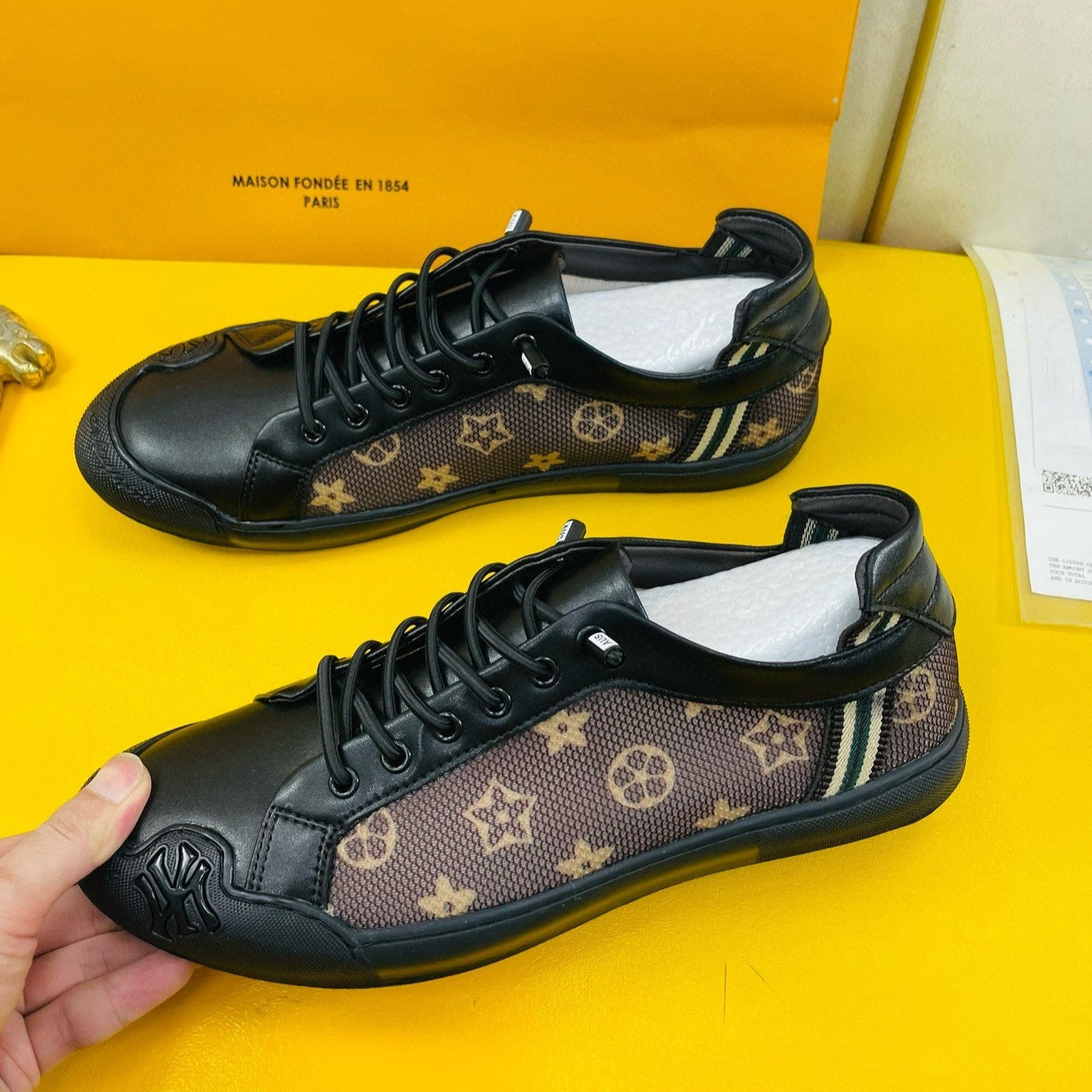Louis Vuitton SNEAKER BROWN MONOGRAM JACQUARD AND BLACK CALFSKIN