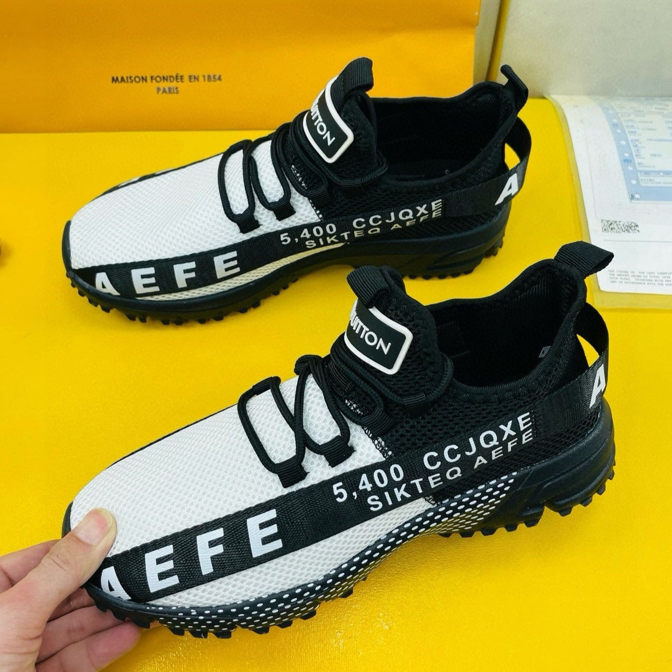 Louis Vuitton SNEAKER IN BLACK MIX WHITE BREATHABLE MESH FABRIC