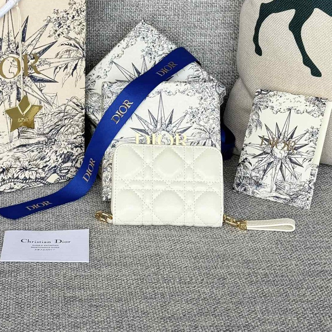 DIOR Logo Caro 11cm Compact Wallet White Calfskin