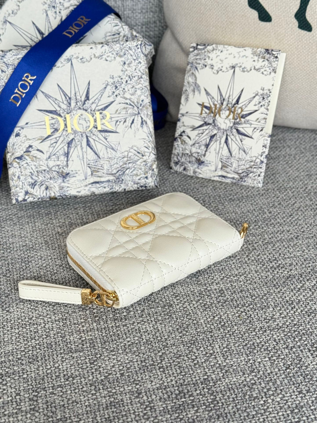 DIOR Logo Caro 11cm Compact Wallet White Calfskin