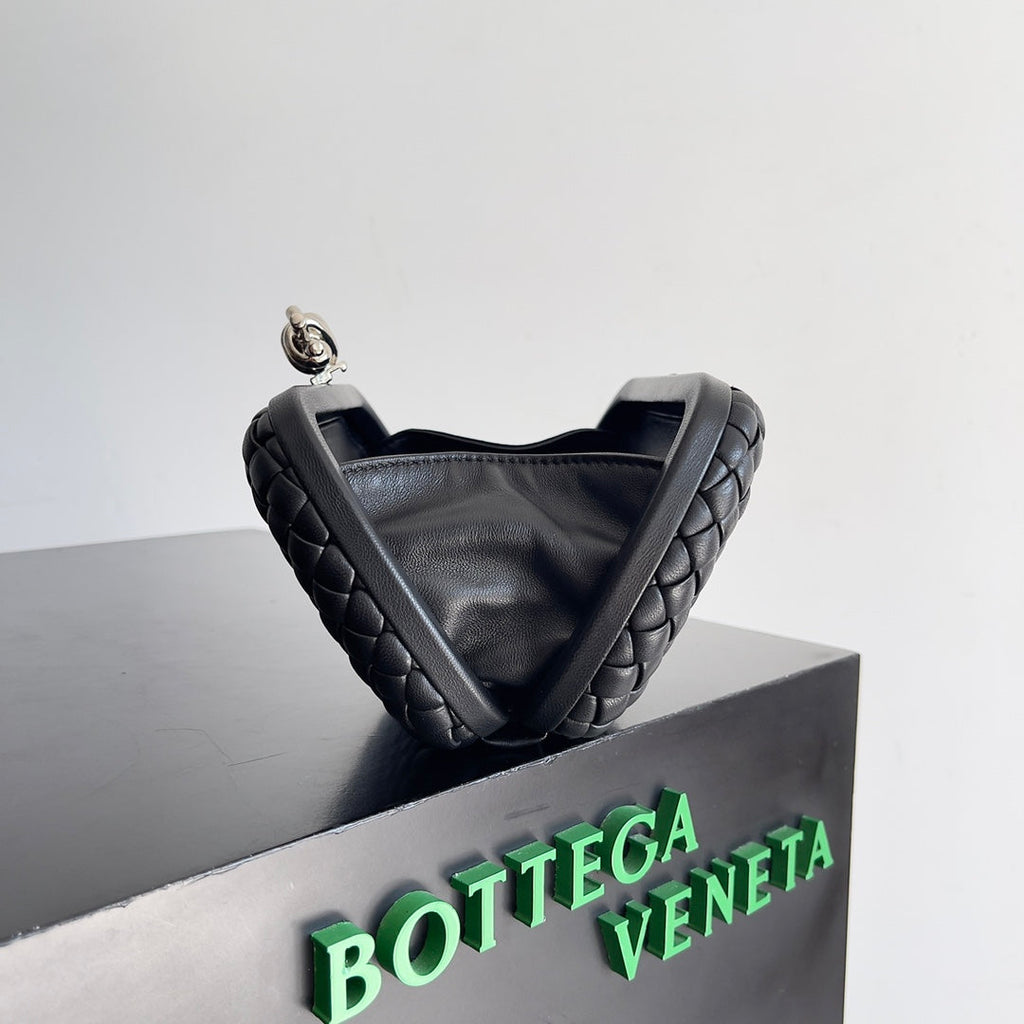 Bottega Veneta CLASSIC KNOT 20 IN BLACK LAMBSKIN
