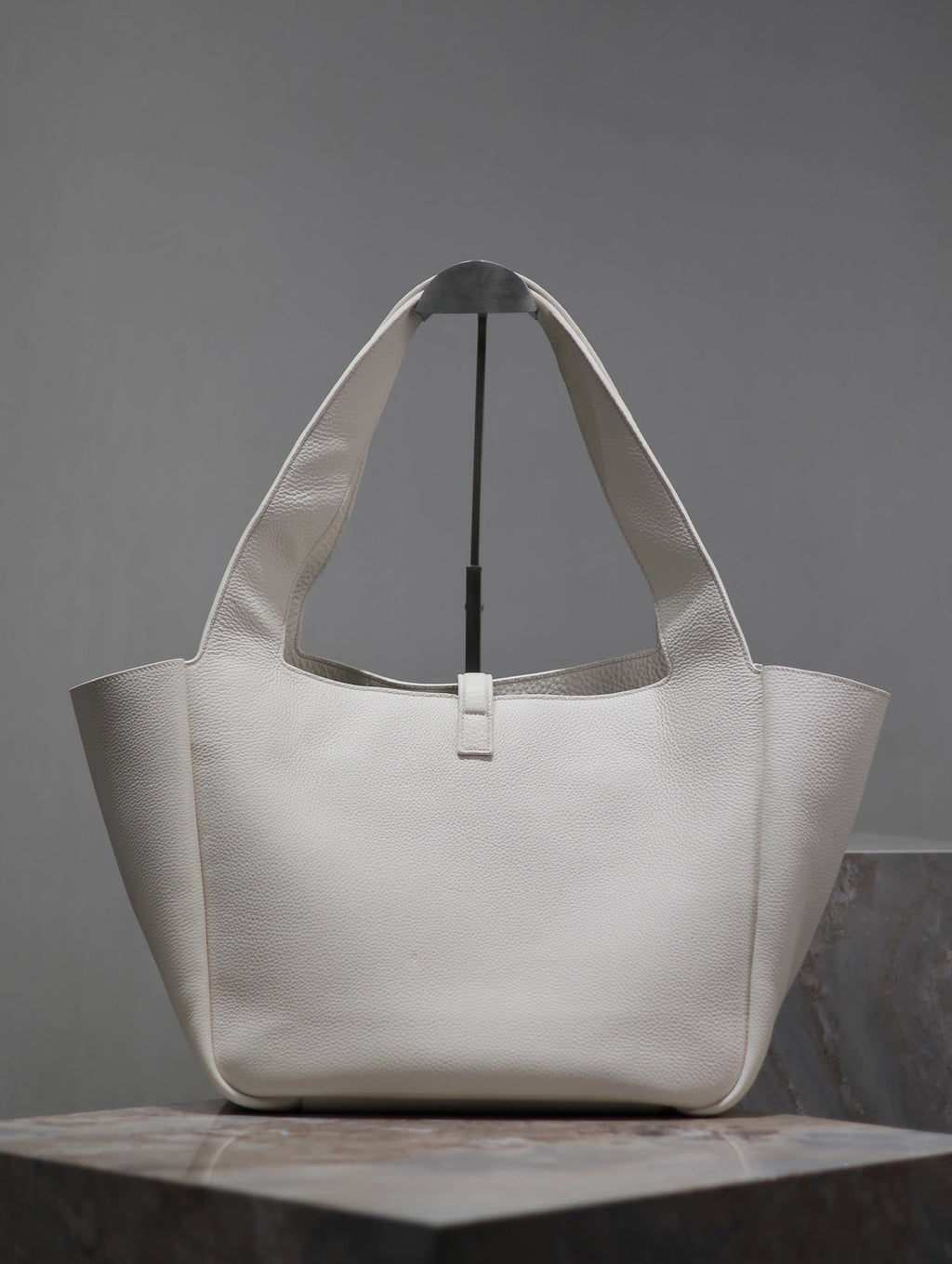 Saint Laurent LE 5 À 7 BEA TOTE BAG 50 IN WHITE LAMBSKIN GOLD LOGO