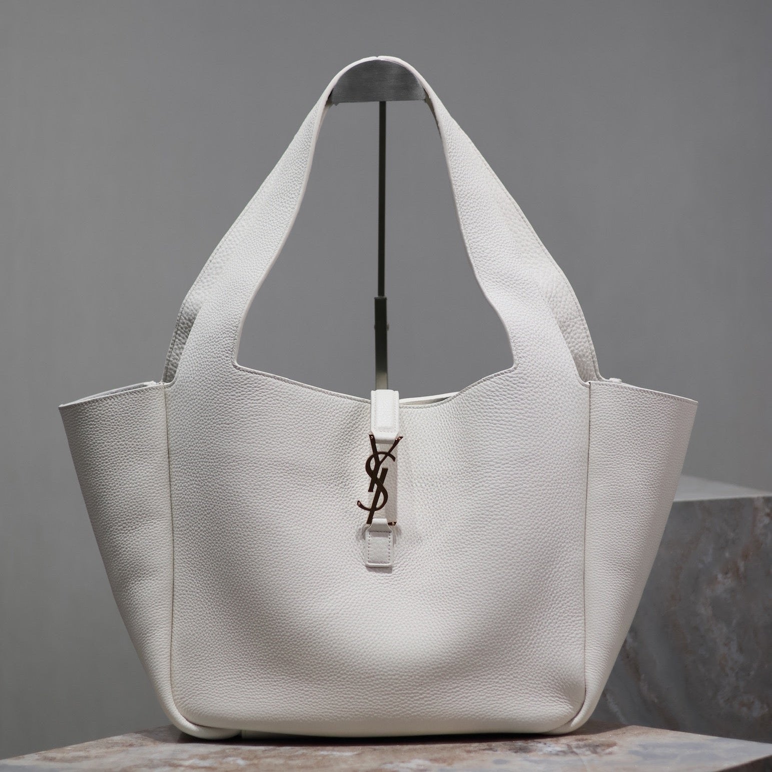 Saint Laurent LE 5 À 7 BEA TOTE BAG 50 IN WHITE LAMBSKIN GOLD LOGO