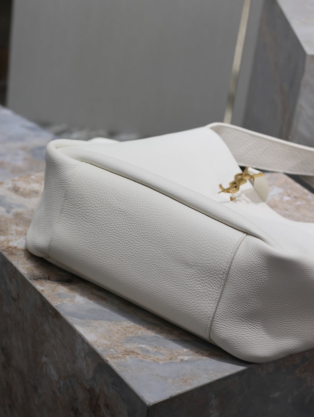 Saint Laurent LE 5 À 7 BEA TOTE BAG 50 IN WHITE LAMBSKIN GOLD LOGO