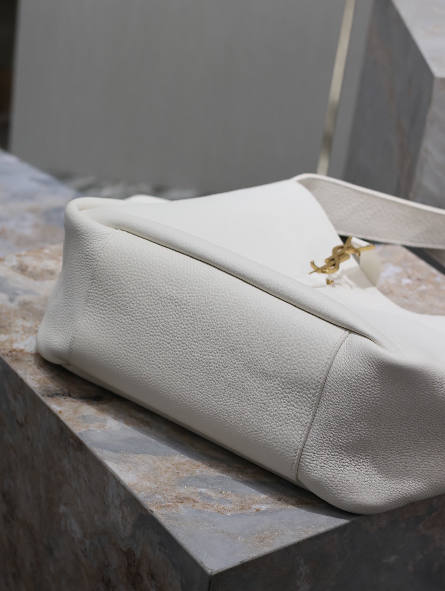 Saint Laurent LE 5 À 7 BEA TOTE BAG 50 IN WHITE LAMBSKIN GOLD LOGO