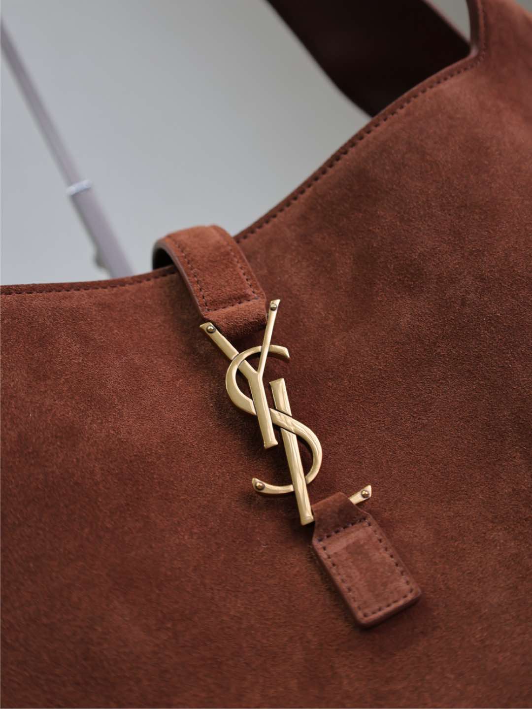 Saint Laurent LE 5 À 7 BEA TOTE BAG 50 IN RED BROWN SUEDE GOLD LOGO