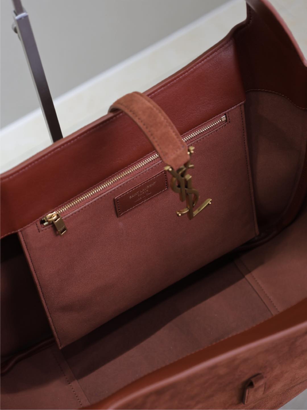 Saint Laurent LE 5 À 7 BEA TOTE BAG 50 IN RED BROWN SUEDE GOLD LOGO