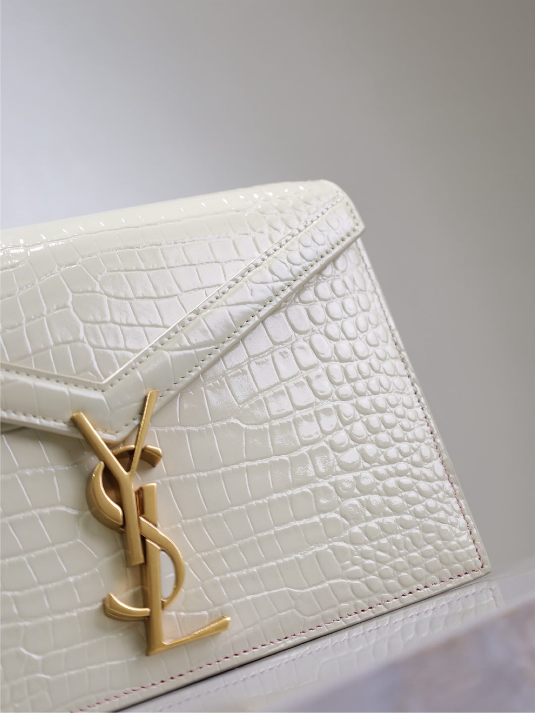 Saint Laurent CASSANDRA CHAIN BAG 22 IN WHITE CROCODILE PATTERN CALFSKIN GOLD HARDWARE
