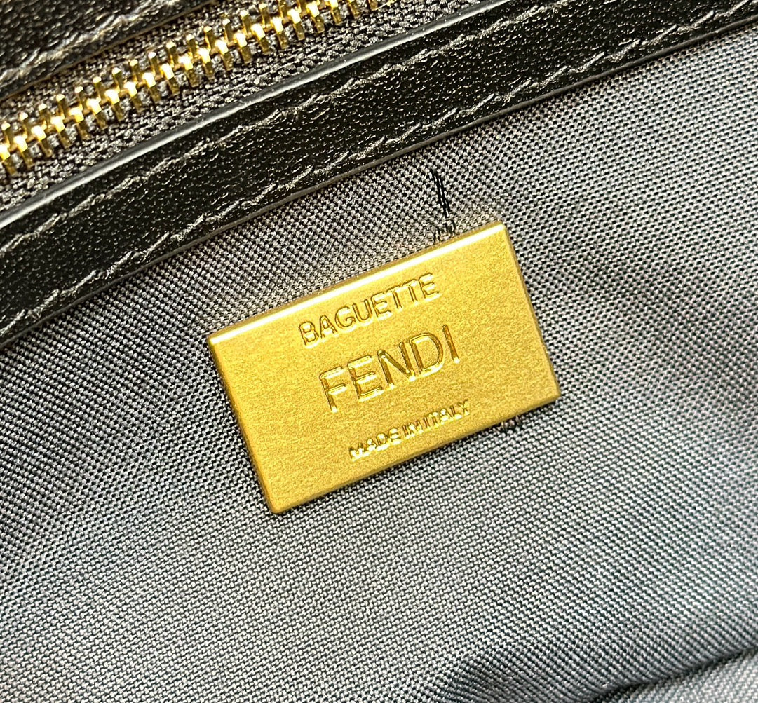 FENDI BAGUETTE 27 IN BLACK SMOOTH CALFSKIN GOLD HARDWARE