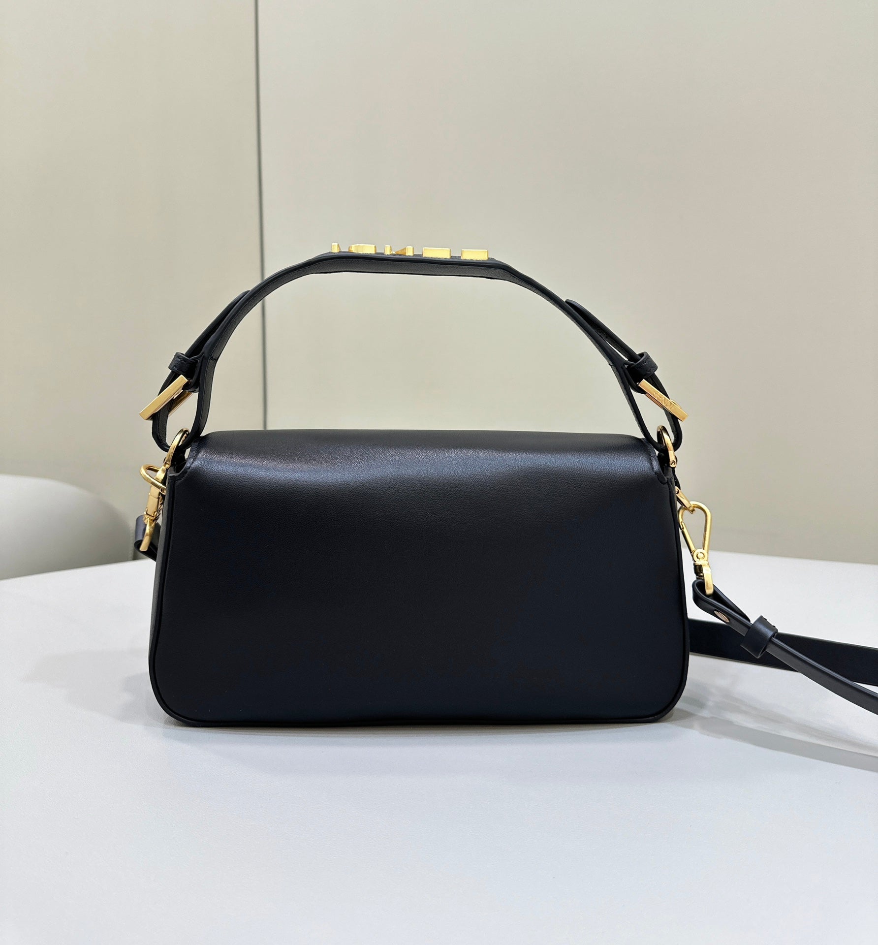FENDI BAGUETTE 27 IN BLACK SMOOTH CALFSKIN GOLD HARDWARE