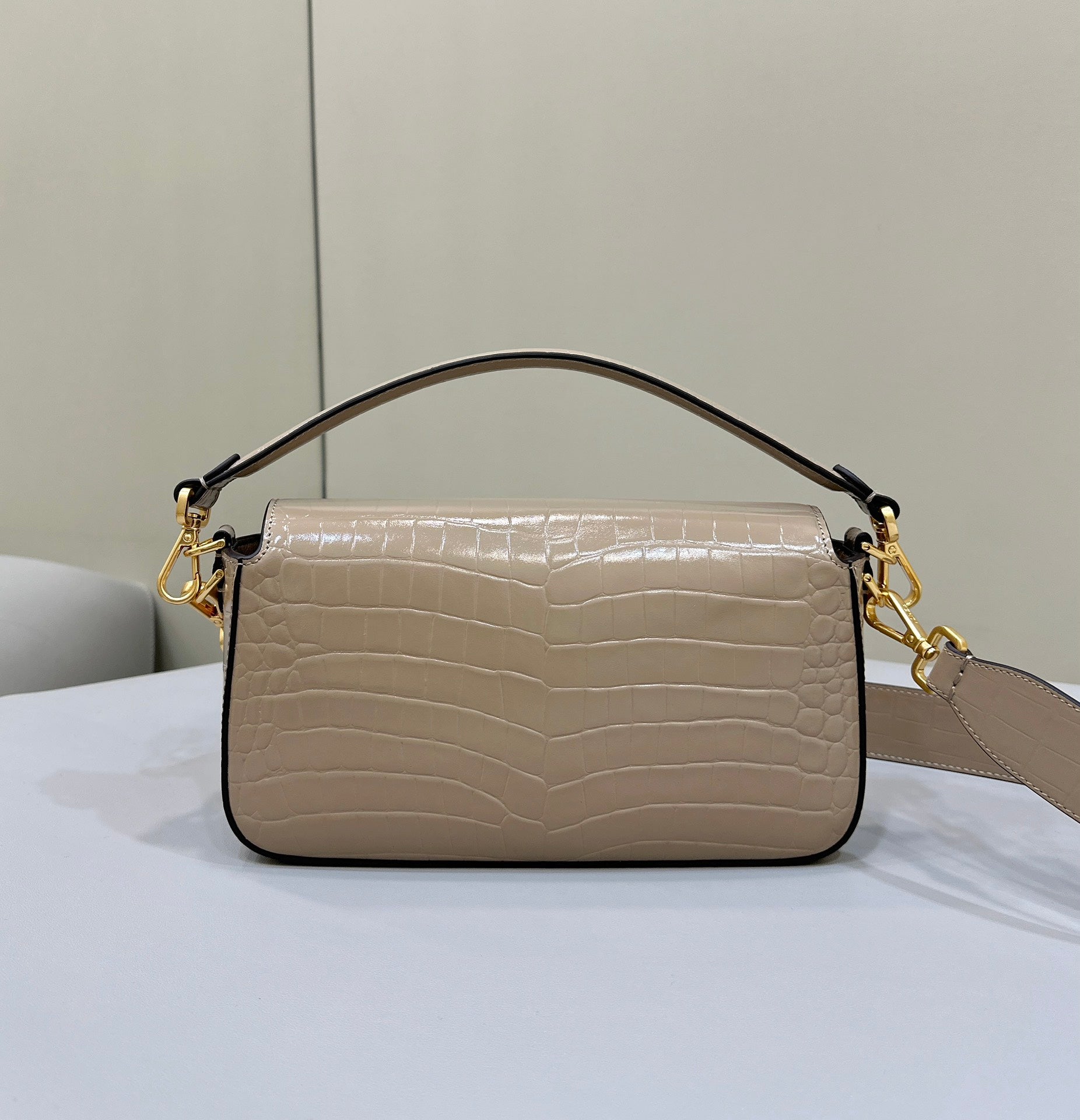 FENDI FENDI BAGUETTE 27 BAG IN SAND BEIGE CALFSKIN WITH GOLD HARDWARE